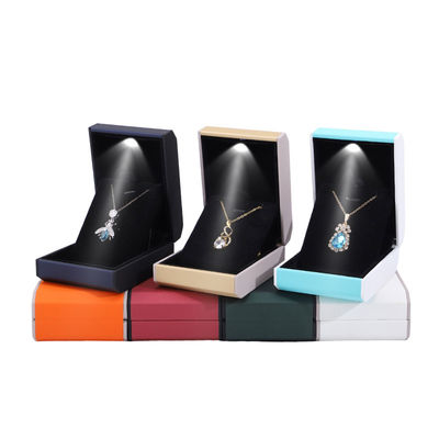 Boîte à bijoux en plastique LED de taille personnalisée avec revêtement de velours et éclairage LED