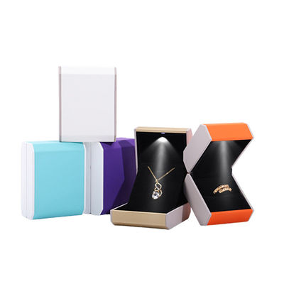 Boîte à bijoux en plastique LED de taille personnalisée avec revêtement de velours et éclairage LED