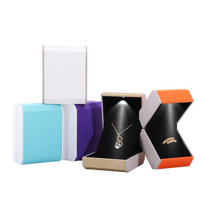 Boîte à bijoux en plastique LED de taille personnalisée avec revêtement de velours et éclairage LED