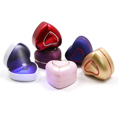 Boîte d'anneau de lumière LED rose de taille personnalisée pour le stockage et l'affichage des bijoux