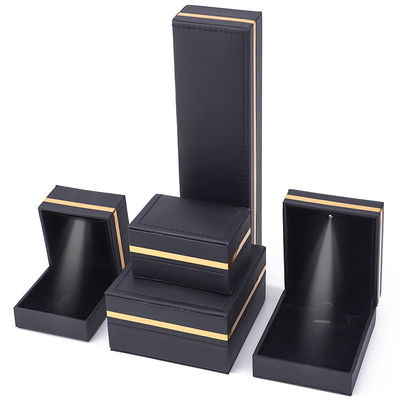 acheter La boîte à bijoux noire LED lumière pour le bracelet Deluxe avec taille personnalisée et le dernier style online manufacture