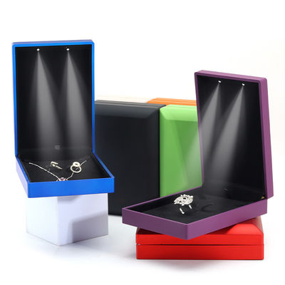 Hanhong Logo personnalisé Peinture à pulvériser Joaillerie Boîte d'emballage pour boucles d'oreilles Collier Ring LED Set