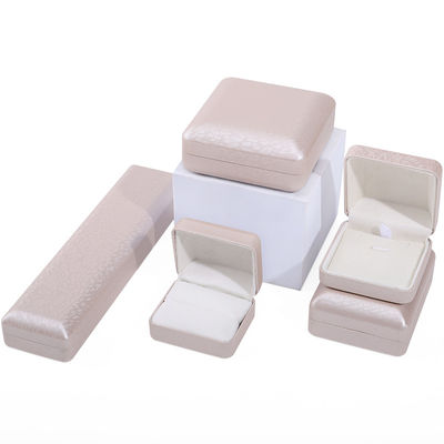 Boîte de bijoux en cuir doré personnalisée pour le collier de bracelet et le rangement de bague