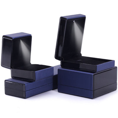 Logo du client boîte de bijoux à lumière LED pour bracelet collier et anneau en cuir bleu