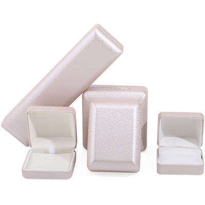Boîte de bijoux en cuir doré personnalisée pour le collier de bracelet et le rangement de bague