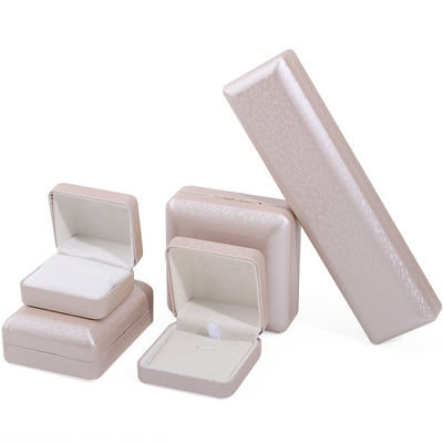 Boîte de bijoux en cuir doré personnalisée pour le collier de bracelet et le rangement de bague