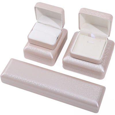 Boîte de bijoux en cuir doré personnalisée pour le collier de bracelet et le rangement de bague