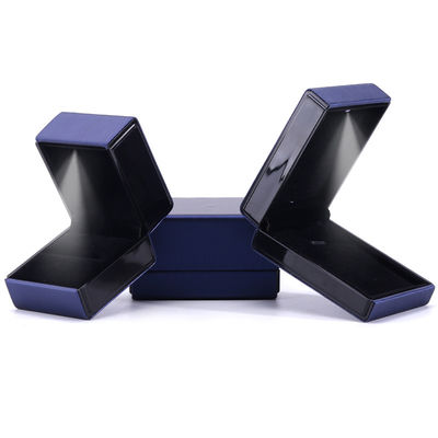 Logo du client boîte de bijoux à lumière LED pour bracelet collier et anneau en cuir bleu