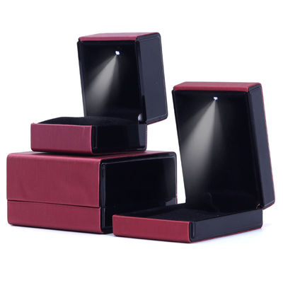 Hanhong Logo personnalisé LED Light Jewelry Box pour bracelets Colliers et anneaux en cuir