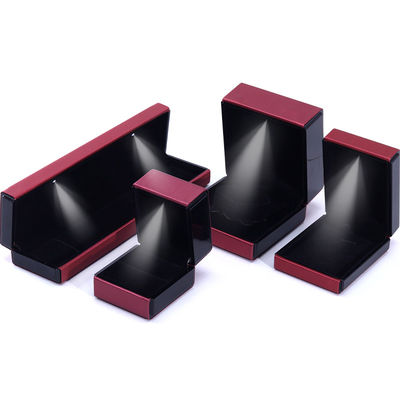Hanhong Logo personnalisé LED Light Jewelry Box pour bracelets Colliers et anneaux en cuir