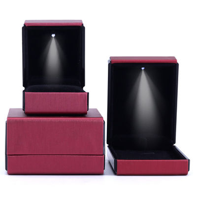 Hanhong Logo personnalisé LED Light Jewelry Box pour bracelets Colliers et anneaux en cuir