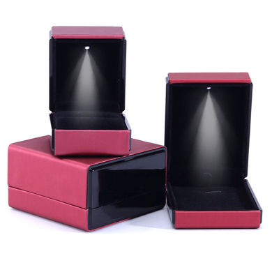 Hanhong Logo personnalisé LED Light Jewelry Box pour bracelets Colliers et anneaux en cuir