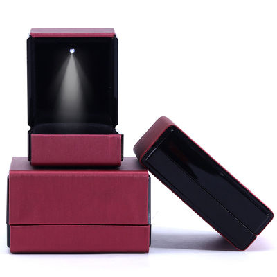 Hanhong Logo personnalisé LED Light Jewelry Box pour bracelets Colliers et anneaux en cuir
