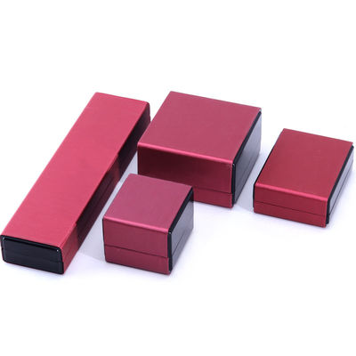 Hanhong Logo personnalisé LED Light Jewelry Box pour bracelets Colliers et anneaux en cuir