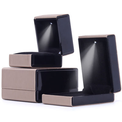 acheter 9*9*5cm Rectangle Hanhong Collier en or personnalisé Bracelet et anneau LED Box d'emballage de bijoux online manufacture