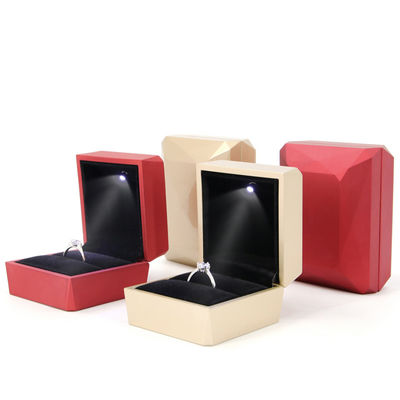 Boîte à anneaux de luxe Hanhong Logo personnalisé Boîte de rangement de bijoux en plastique blanc en PU avec lumière LED