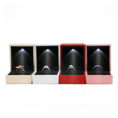 Boîte à anneaux de luxe Hanhong Logo personnalisé Boîte de rangement de bijoux en plastique blanc en PU avec lumière LED