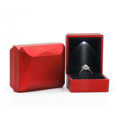 Boîte de rangement de bijoux en plastique revêtue de velours à logo personnalisé avec lumière LED et revêtement de velours
