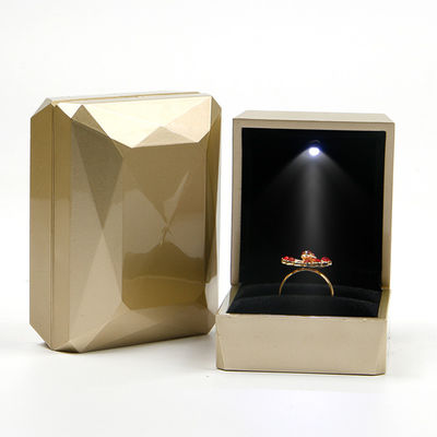 acheter Boîte d'emballage de bijoux en or en plastique en PU avec LED Light online manufacture