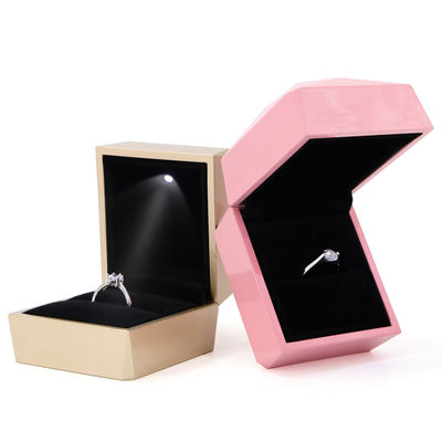 Boîte d'emballage de bijoux en or en plastique en PU avec LED Light