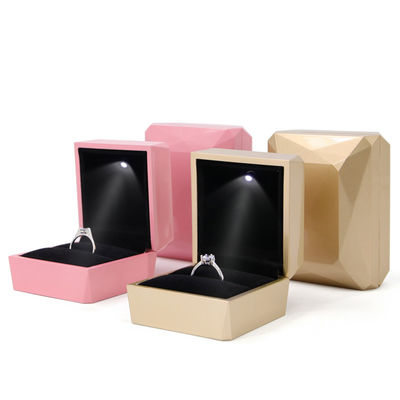 Boîte d'emballage de bijoux en or en plastique en PU avec LED Light
