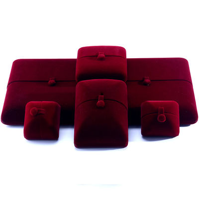 boîte à bijoux élégante à double porte en velours rouge avec logo