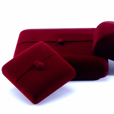 boîte à bijoux élégante à double porte en velours rouge avec logo