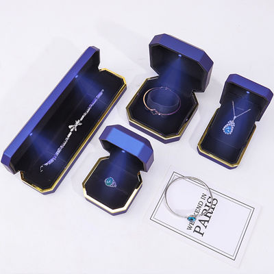 Coffret d'emballage de bijoux mat exquis et personnalisable Intérieur en velours doux avec lumière LED