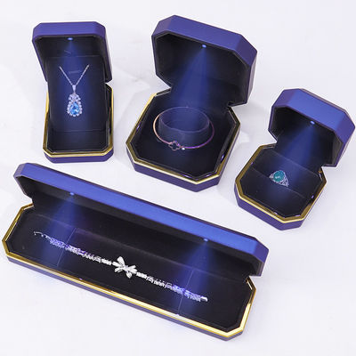 Coffret d'emballage de bijoux mat exquis et personnalisable Intérieur en velours doux avec lumière LED