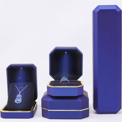 Coffret d'emballage de bijoux mat exquis et personnalisable Intérieur en velours doux avec lumière LED