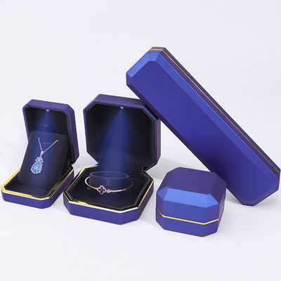 Coffret d'emballage de bijoux mat exquis et personnalisable Intérieur en velours doux avec lumière LED
