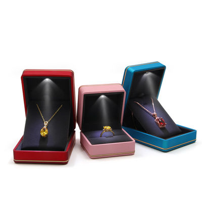 Boîtes de bijoux en plastique de velours Matériau avec lumière et logo personnalisé Impression à écran de soie