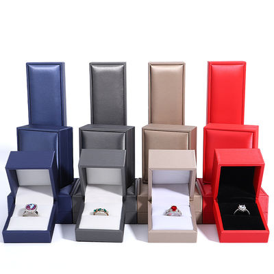 Boîte à bijoux en cuir faite à la main pour les anneaux et les colliers