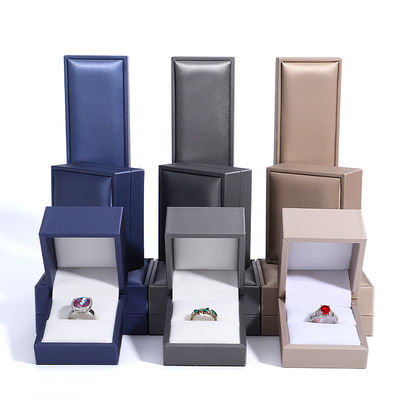 Boîte à bijoux en cuir faite à la main pour les anneaux et les colliers