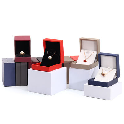 Boîte à bijoux en cuir faite à la main pour les anneaux et les colliers