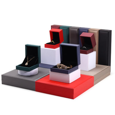Boîte à bijoux en cuir faite à la main pour les anneaux et les colliers