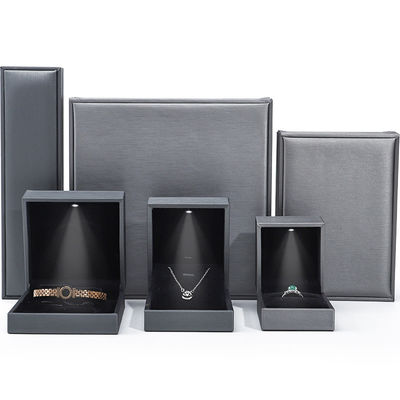 acheter Boîte à bijoux en cuir gris léger LED Emballage de luxe Pour le bracelet Collier Ring online manufacture