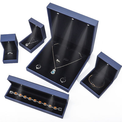 acheter Boîte à bijoux LED haut de gamme, boîte à bague en cuir en PU avec lumière à l' intérieur online manufacture