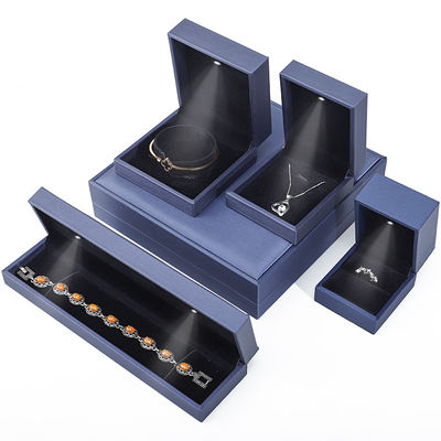 Boîte à bijoux LED haut de gamme, boîte à bague en cuir en PU avec lumière à l' intérieur
