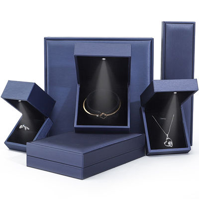 Boîte à bijoux LED haut de gamme, boîte à bague en cuir en PU avec lumière à l' intérieur