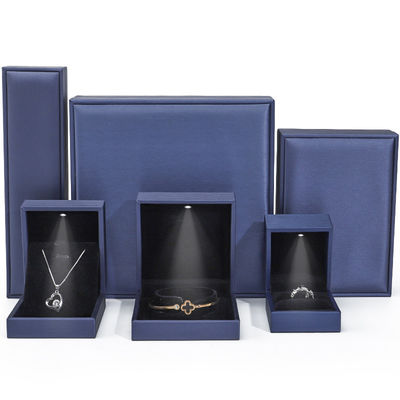 Boîte à bijoux LED haut de gamme, boîte à bague en cuir en PU avec lumière à l' intérieur