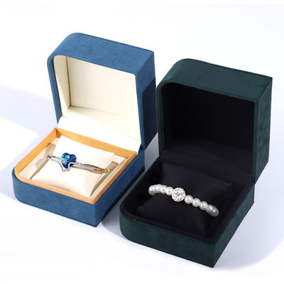 Un paquet de bijoux en cuir en microfibre verte pour boucles d'oreilles et anneaux de Hanhong