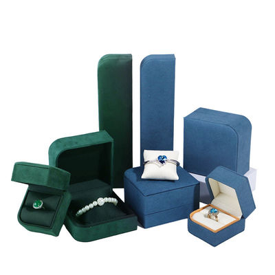 Un paquet de bijoux en cuir en microfibre verte pour boucles d'oreilles et anneaux de Hanhong