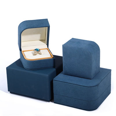 Un paquet de bijoux en cuir en microfibre verte pour boucles d'oreilles et anneaux de Hanhong