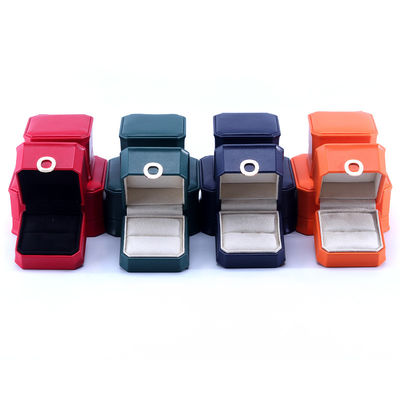 acheter 11*11*5,5cm Design de bague de couleur personnalisée en cuir PU Box de bijoux pour bracelet de collier online manufacture