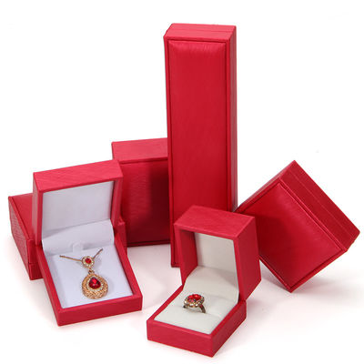 Boîte à bijoux en cuir en PU en forme de beige avec logo imprimé sur mesure