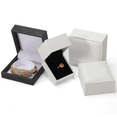 Boîte à bijoux en cuir en PU en forme de beige avec logo imprimé sur mesure