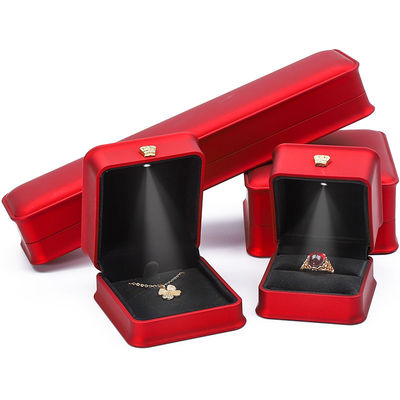 Des boîtes à bijoux de couleur rouge, des boîtes à bijoux avec logo personnalisé