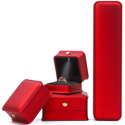 Des boîtes à bijoux de couleur rouge, des boîtes à bijoux avec logo personnalisé