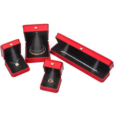 Des boîtes à bijoux de couleur rouge, des boîtes à bijoux avec logo personnalisé
